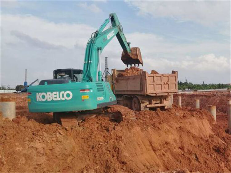 無錫新吳區高速服務區開挖泥土裝車